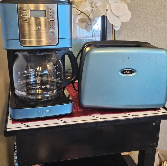 Mr Coffee Pot & Matching Oster Toaster 2 slice - Picture 2 of 3